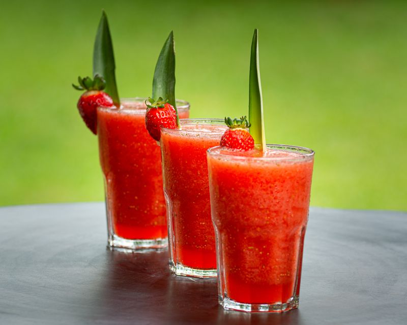 Trois verres de gaspacho à la fraise garnis d’une fraise