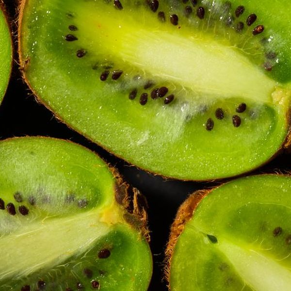 Kiwis coupés en deux