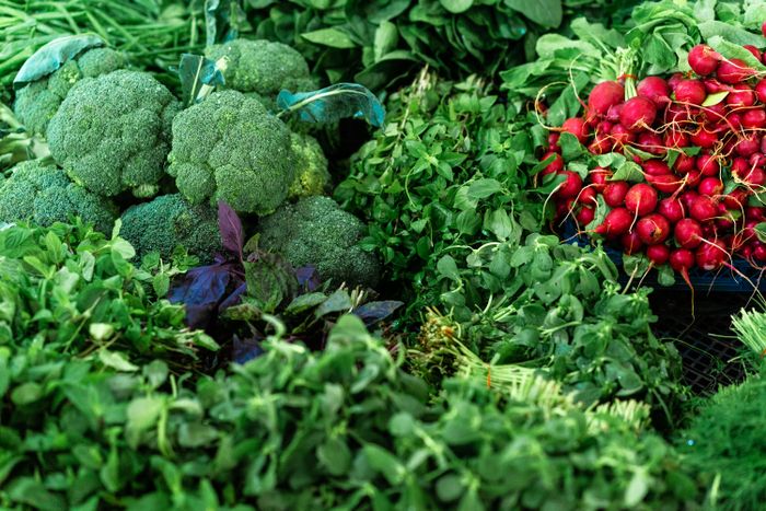 Brocolis, légumes à feuilles et radis sur un marché